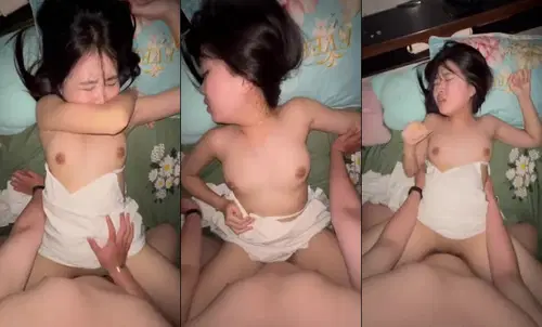 Da trắng bướm múp vừa chịch em còn lấy tay vê núm vú